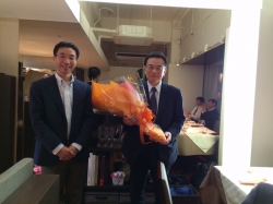 中村 医局長より、岡田 新教授へ花束贈呈