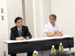 当科の岡田教授(左)と循環器内科学教室 伊藤教授(右)