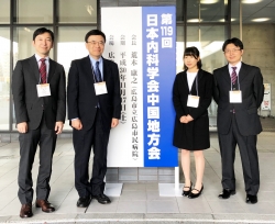 左から川野医局長、岡田教授、山内先生(初期研修医)、岩室先生(卒研担当)