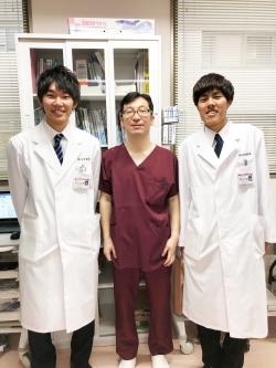 左から沼本くん、川野医局長、松本くん