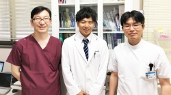 左から川野医局長、川﨑くん、岩室先生(卒研担当)