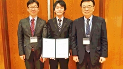 左から論文指導をされた川野医局長、神尾先生、岡田教授