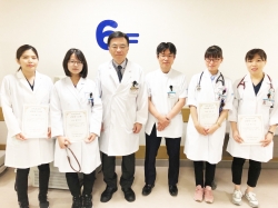 左から三野先生、古谷先生、岡田教授、岩室先生(卒研担当)、奥村先生、谷岡先生