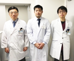 左から岡田教授、藤田先生、内田先生
