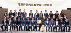 河原教授と医局員の集合写真