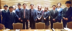 新入局の先生方と岡田教授、川野医局長