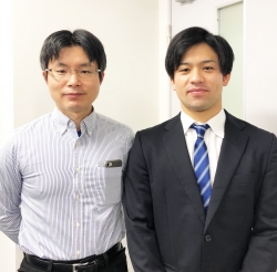 田崎くん(右)と卒研担当・岩室先生