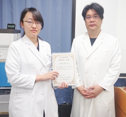 佐藤先生(左)と河原教授