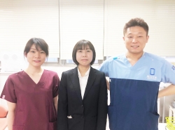 左から安富医師、安富さん、原田医師(教育企画委員)