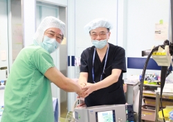 井上教授(左)と当科の岡田教授(右)