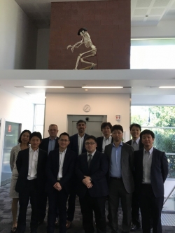 QUT動物実験施設にて 下段左から 佐久間先生、Dr. Nguyen、土岐先生、橋元先生、松本 上段右から Dr. Andrew、Dr. Gupta、塩見先生、岩崎先生