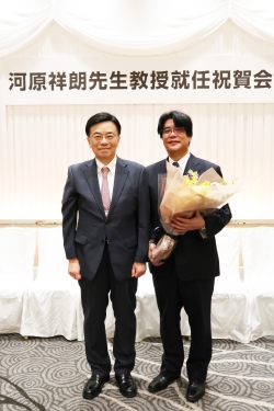 河原教授(右)と岡田教授
