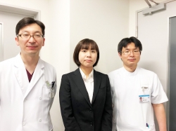 左から川野医師(医局長)、安富さん、岩室医師(卒研担当)