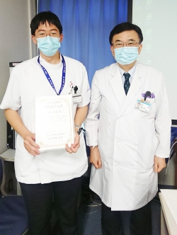 久保先生(左)と岡田教授