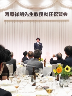 就任あいさつをされる河原教授