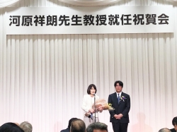 椎名先生から花束贈呈