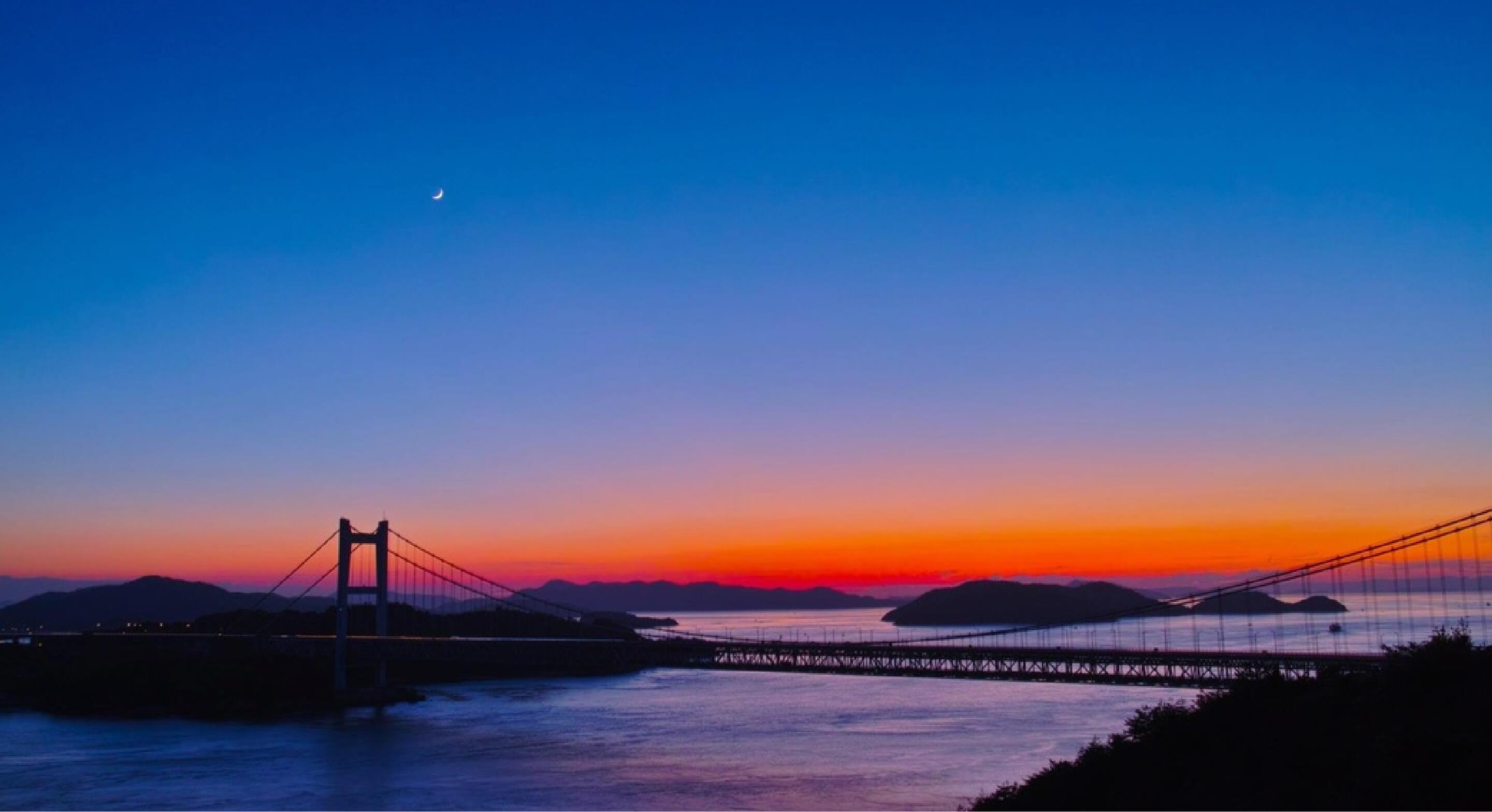 橋のシルエットと夕日の写真
