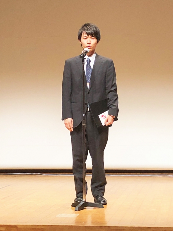 受賞スピーチをされる佐藤先生